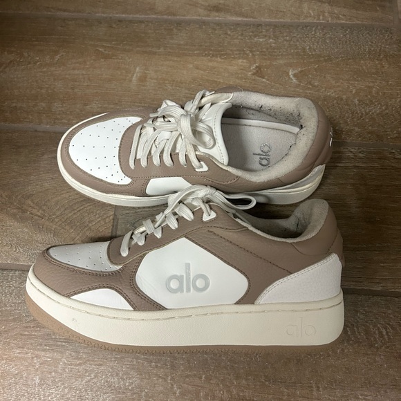 ALO Yoga REcovery Mode Sneaker in Gravel White size 7 women’s - Picture 1 of 12